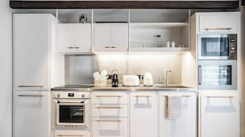 Appartement Isabella - Maison Lyret | Private kitchen | Full-size fridge, microwave, oven, stovetop