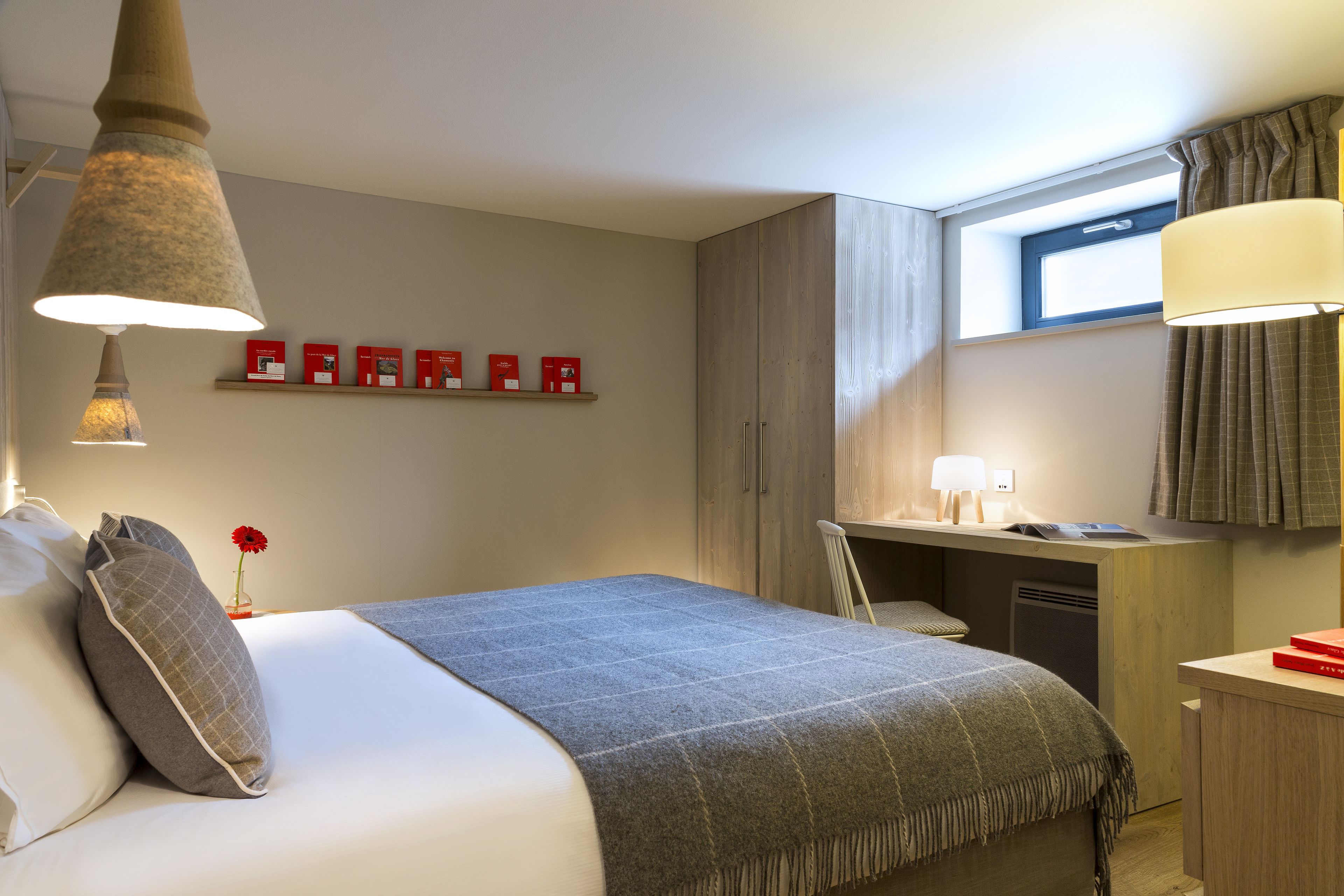 Une chambre à coucher avec un lit, un bureau et une armoire.