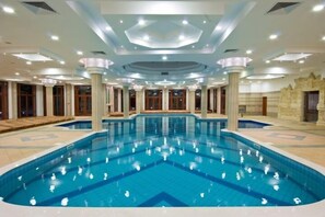 2 室外游泳池，池畔遮阳伞，日光浴躺椅