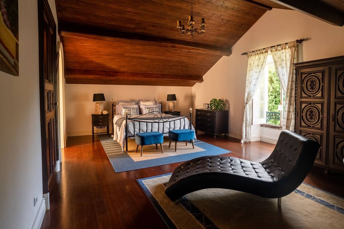 Traditional Room, 1 Queen Bed, Private Bathroom, Mountain View