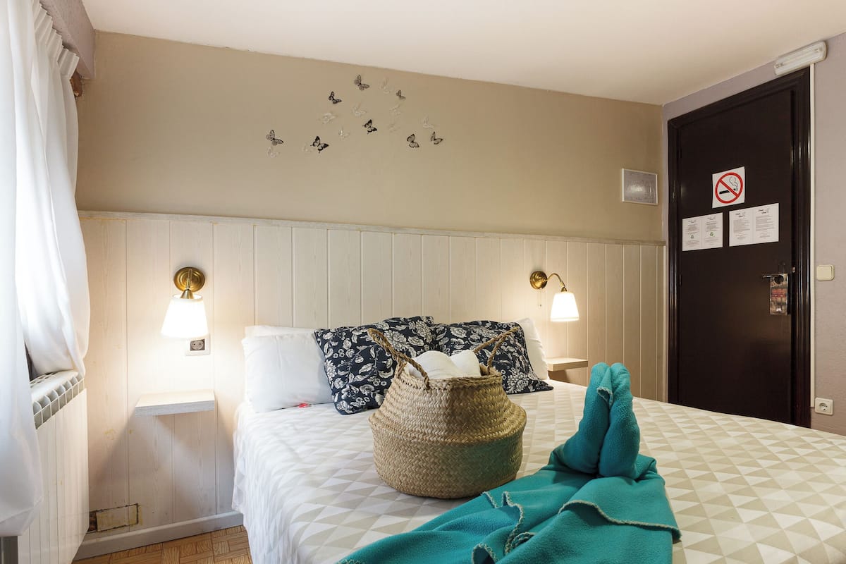 Eenvoudige eenpersoonskamer, gedeelde badkamer | Luxe beddengoed, donzen dekbedden, individueel gedecoreerd