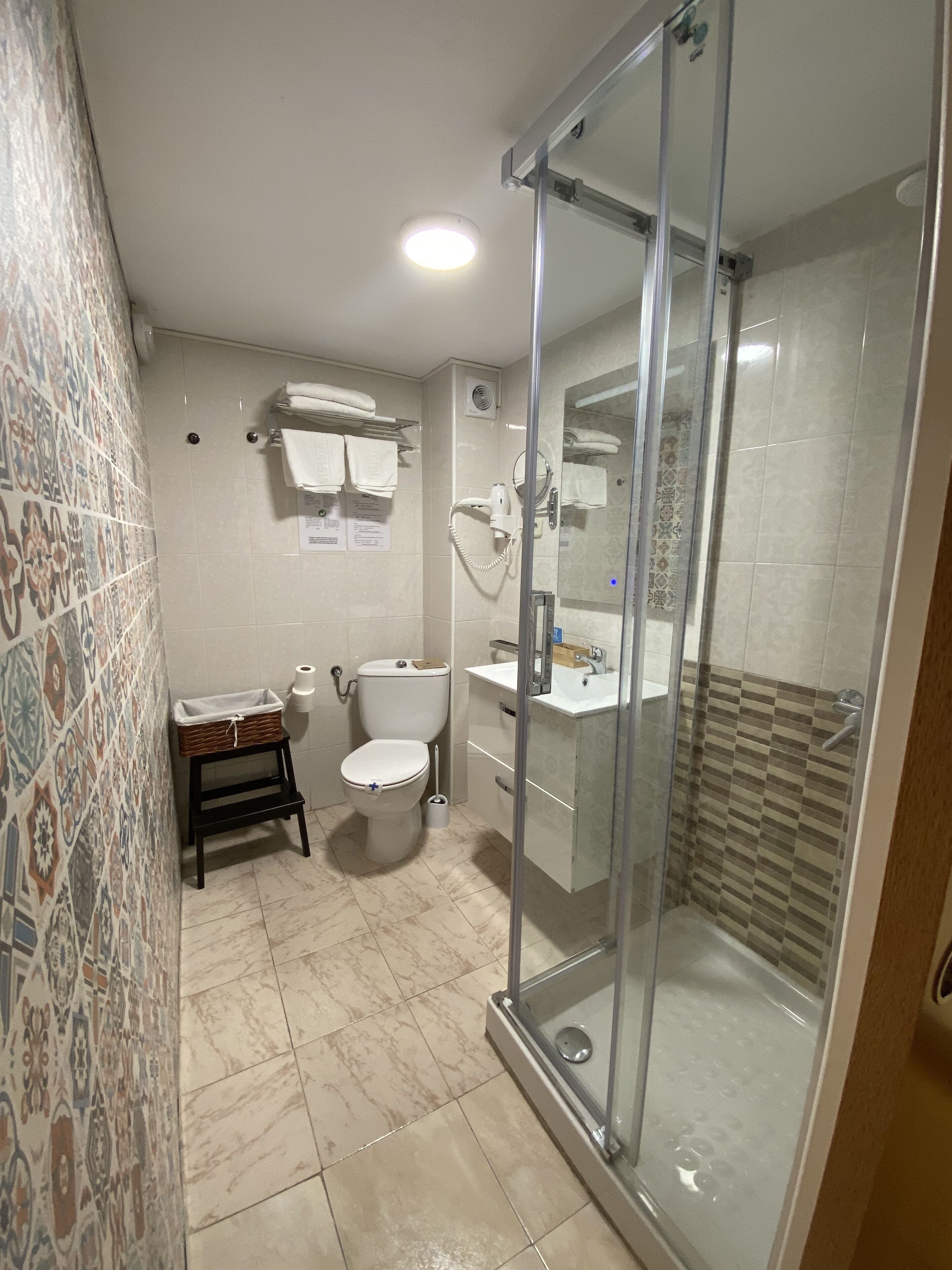 Quarto solteiro, banheiro privativo | Banheiro | Produtos de toalete grátis, secador de cabelo, toalhas de banho 