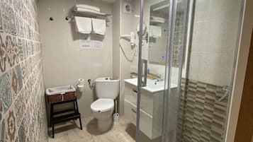 Enkeltværelse - privat badeværelse | Badeværelse | Gratis toiletartikler, hårtørrer, håndklæder, Sæbe