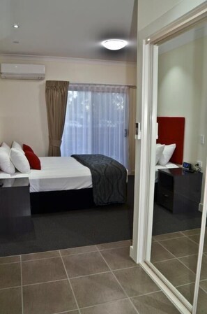 Suite (Corporate) | Premium bedding, minibar, desk, soundproofing