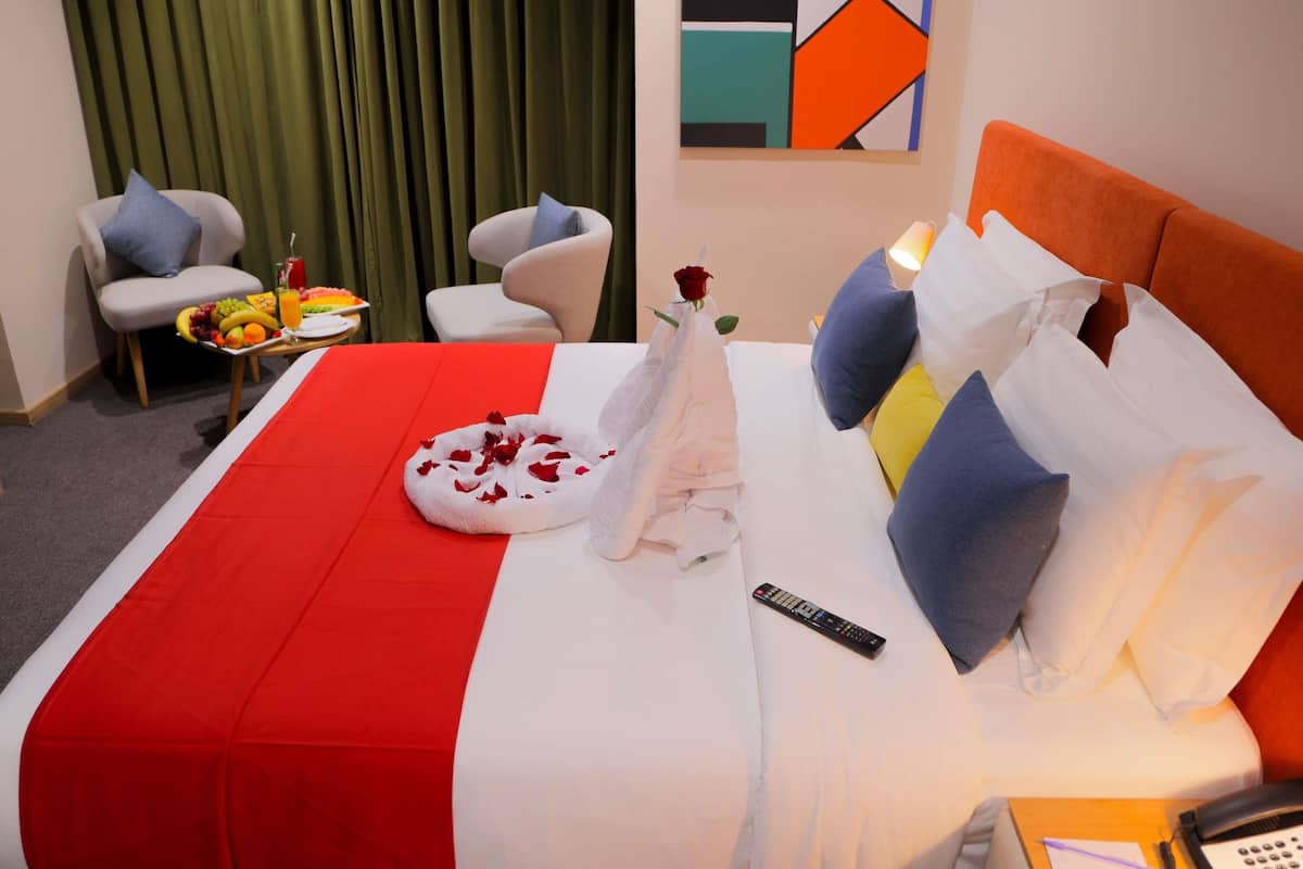 Standardzimmer, 1 Queen-Bett | 1 Schlafzimmer, Minibar, Zimmersafe, Schreibtisch