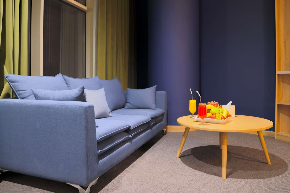 Familien-Suite, 1 Queen-Bett und Schlafsofa | 1 Schlafzimmer, Minibar, Zimmersafe, Schreibtisch