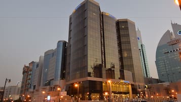Vista frontal de la propiedad por la tarde o noche