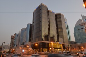 Fachada da propriedade à noite