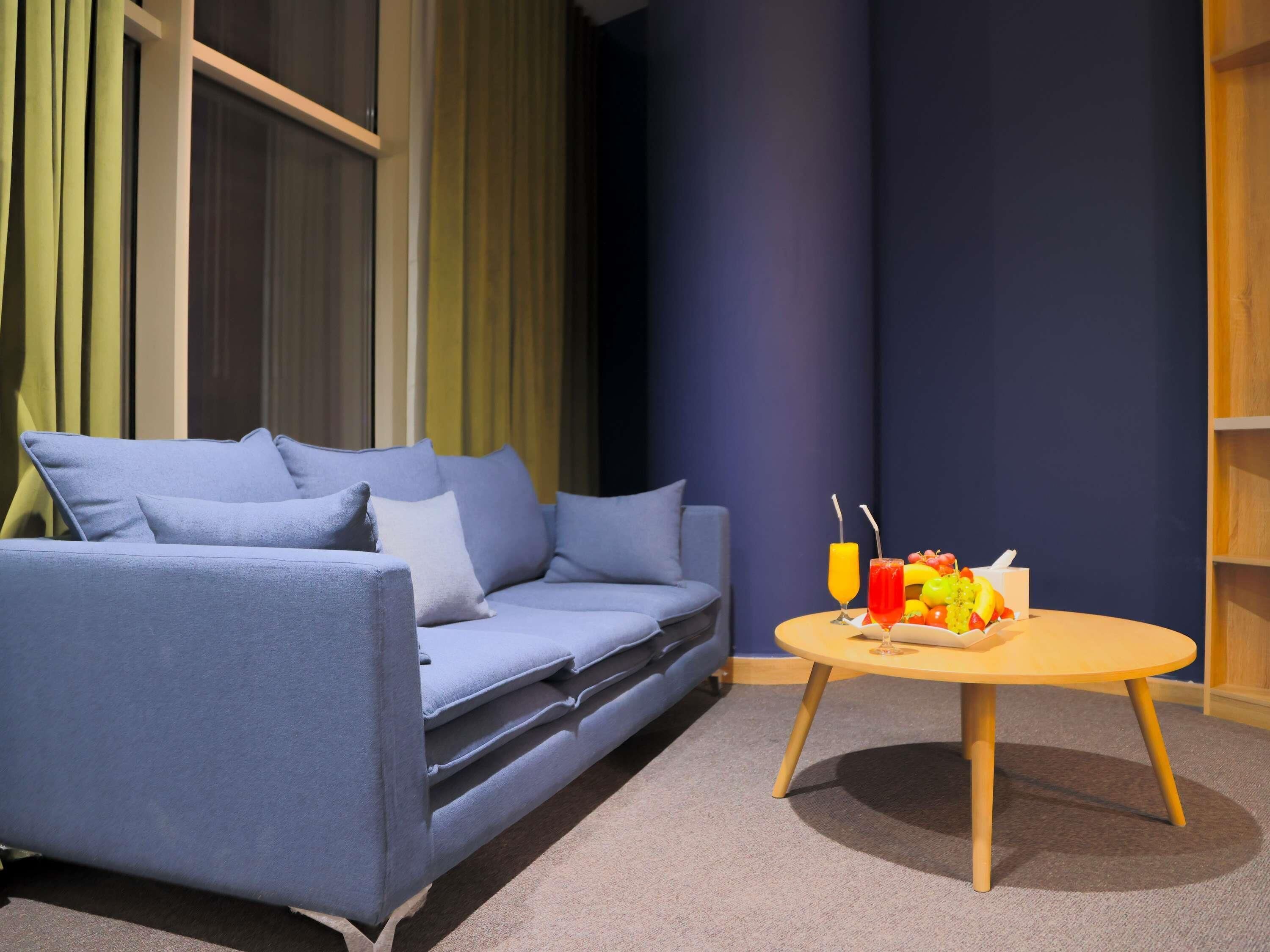 Suite familiar, 1 cama Queen size y sofá cama | 1 habitación, minibar, caja de seguridad en la habitación y escritorio 