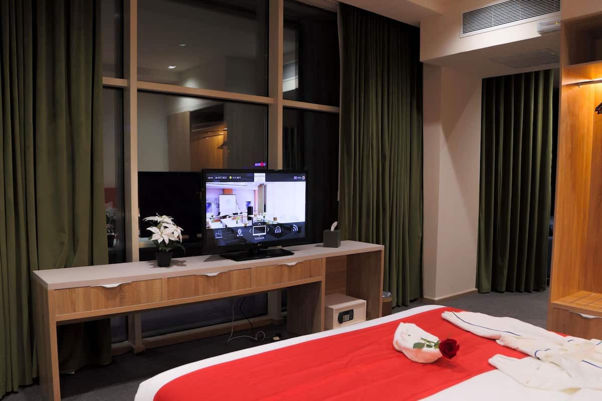 Junior-Suite, 1 Queen-Bett und Schlafsofa | 1 Schlafzimmer, Minibar, Zimmersafe, Schreibtisch