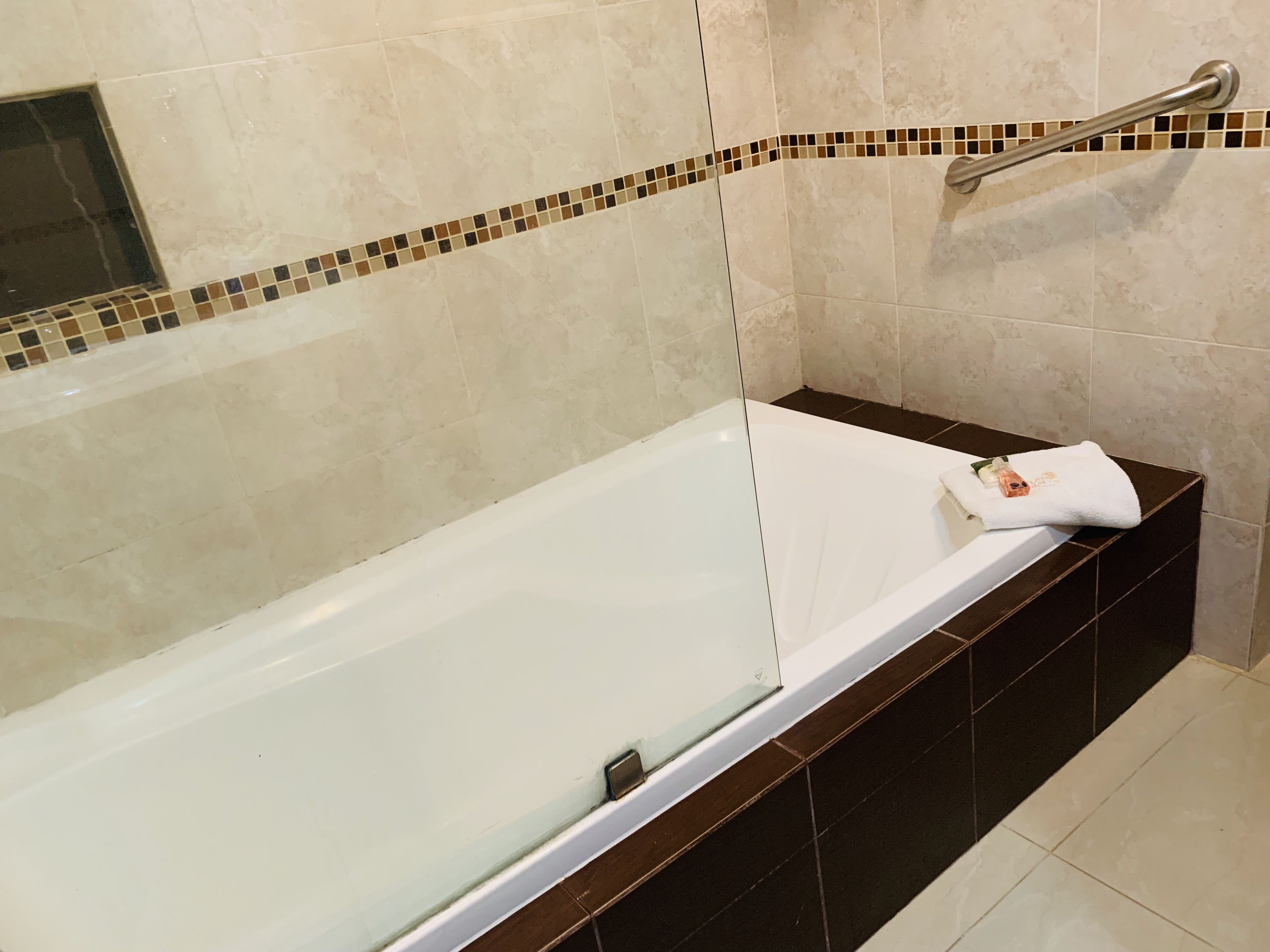 combined shower/bathtub, free toiletries, towels