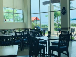 S'hi serveixen esmorzars, dinars, sopars i plats de cuina regional