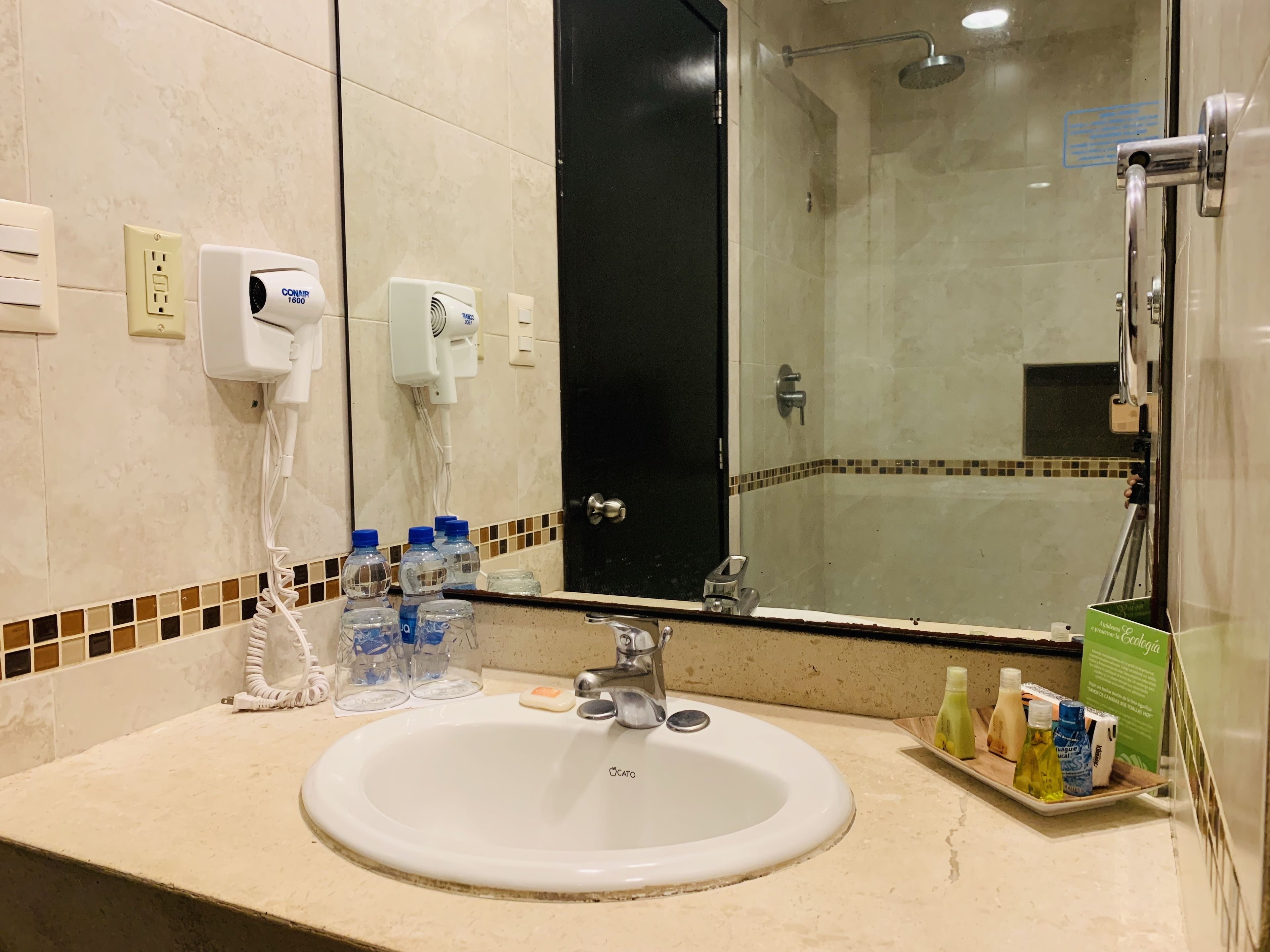 combined shower/bathtub, free toiletries, towels