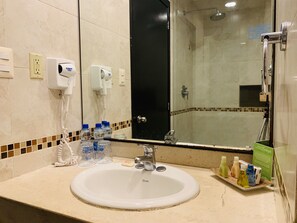 Combined shower/tub, free toiletries, towels - Hotel Playa Caracol (Boca del Río)