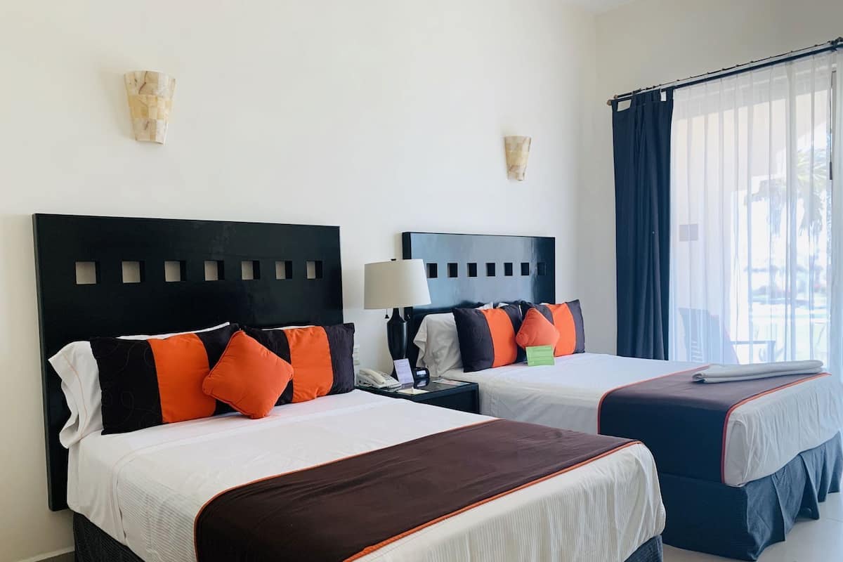Premium bedding, in-room safe, desk, blackout drapes