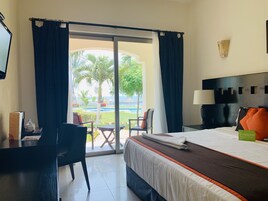 Quarto, 1 cama King | Roupas de cama premium, cofres nos quartos, escrivaninha