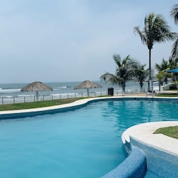 Hồ bơi ngoài trời, dù/ô trên bãi biển/hồ bơi, ghế dài tắm nắng