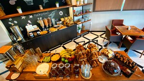 Une table de buffet proposant divers plats et accompagnements.