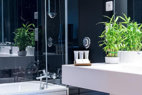 Luxe beddengoed, individueel gedecoreerd, een bureau