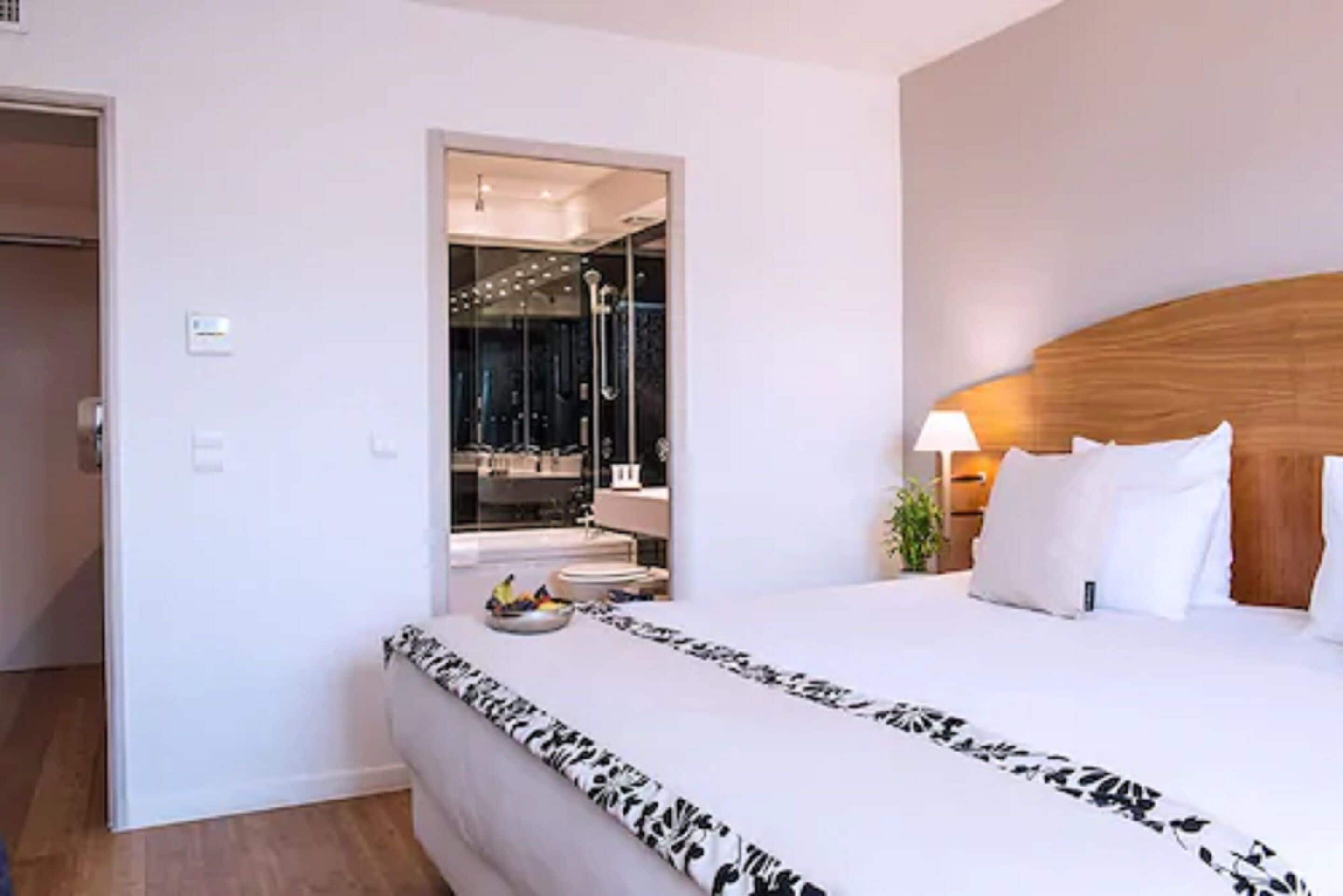 Chambre Supérieure Double ou avec lits jumeaux | Literie de qualité supérieure, décoration personnalisée, bureau