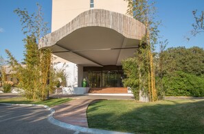 Property entrance - C Suites (Nîmes)