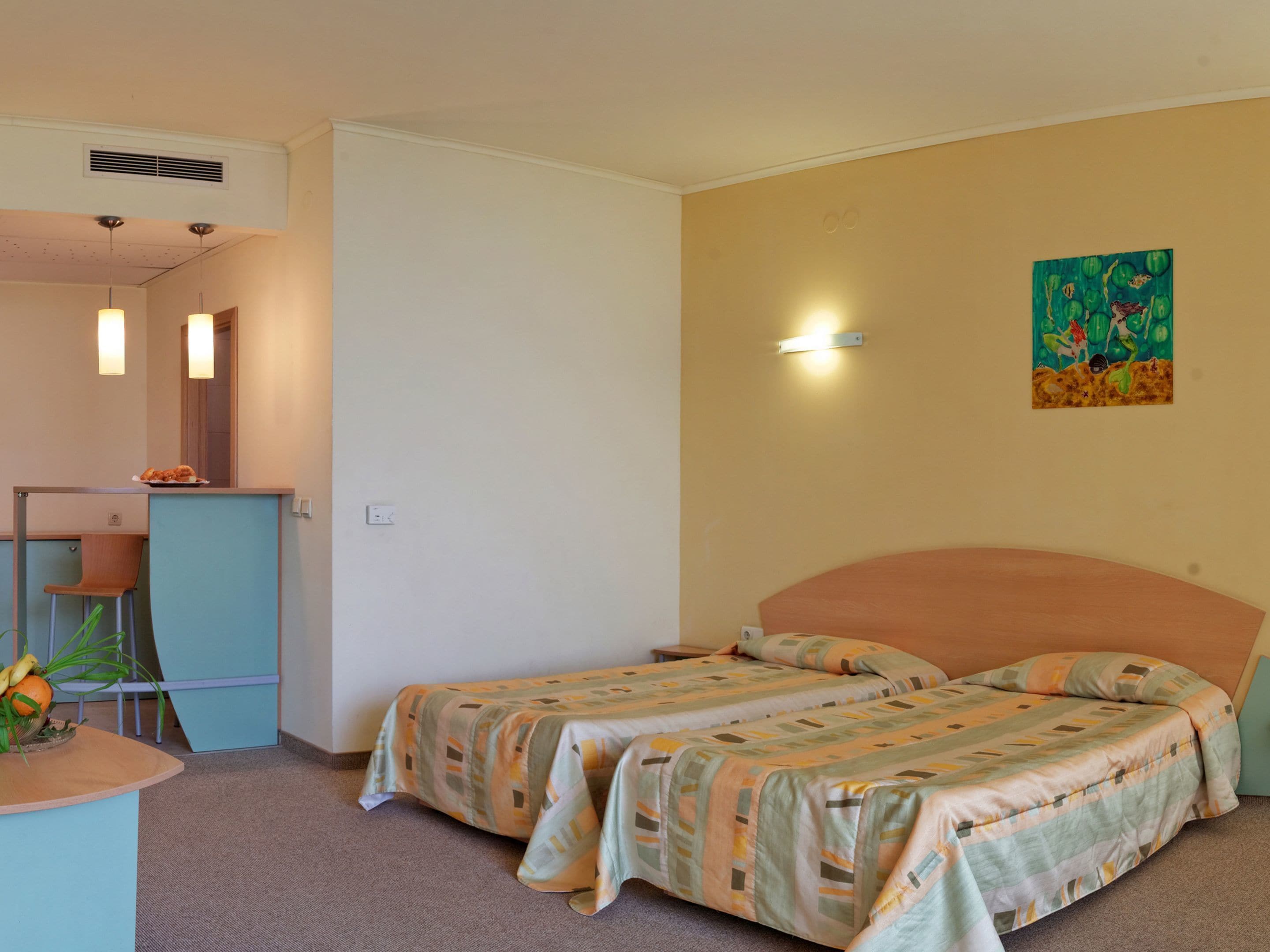 studio, balcony | in-room safe, desk