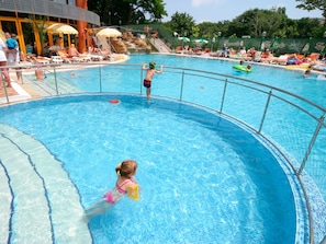 Piscine couverte, piscine extérieure (ouverte en saison)
