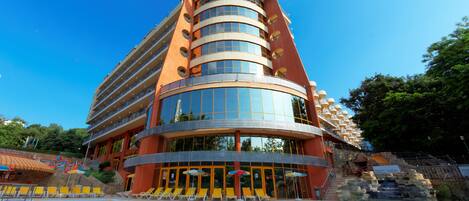 Innenpool, Außenpool (je nach Saison geöffnet)