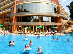 Piscine couverte, piscine extérieure (ouverte en saison)