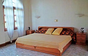 Deluxe suite, 1 kingsize bed, uitzicht op zwembad, aan het zwembad | Een bureau