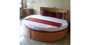 Romantic Studio Suite, 1 King Bed, Pool View, Poolside | Desk