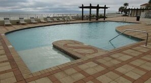 Sisäuima-allas, ulkouima-allas, aurinkotuoleja