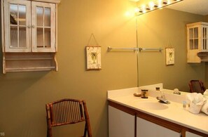 Standard Condo, 3 Bedrooms, Kitchen, Beach View (1204) | Bathroom