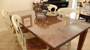 Standard Condo, 3 Bedrooms, Kitchen, Beach View (1204) | In-room dining