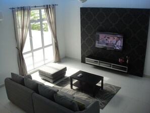 Flat-screen TV - Shamrock Beach Villas Penang Seaview (George Town)