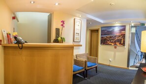 ฝ่ายต้อนรับ