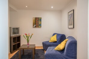 อพาร์ทเมนท์, 2 ห้องนอน, ระเบียง | ห้องนั่งเล่น | ทีวีจอแบน