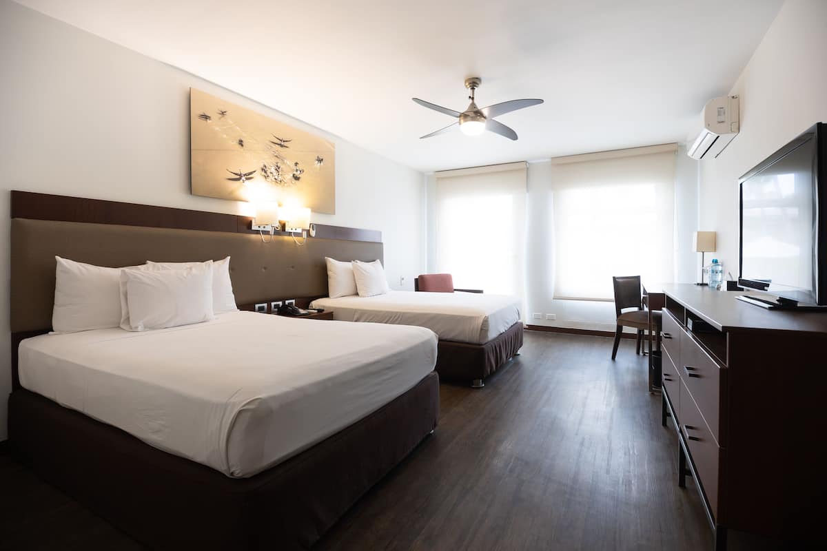 Chambre supérieure avec lits jumeaux, vue sur la piscine | Minibar, coffre-fort, bureau