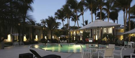 Utendørsbasseng og solsenger