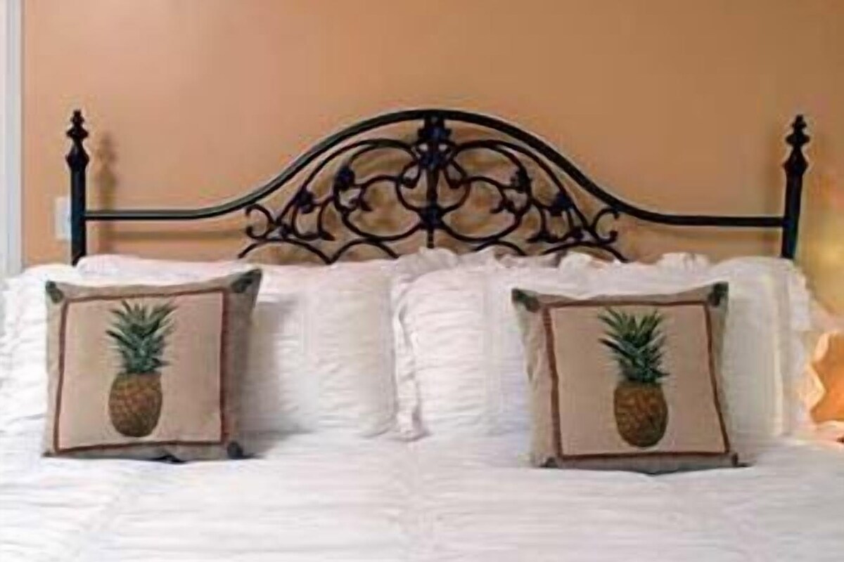 Luxury Room, 1 King Bed, Ensuite | Desk, free WiFi