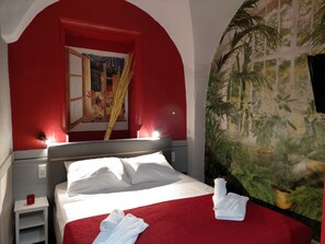 Suite, vue canal | 1 chambre, minibar, coffres-forts dans les chambres, bureau