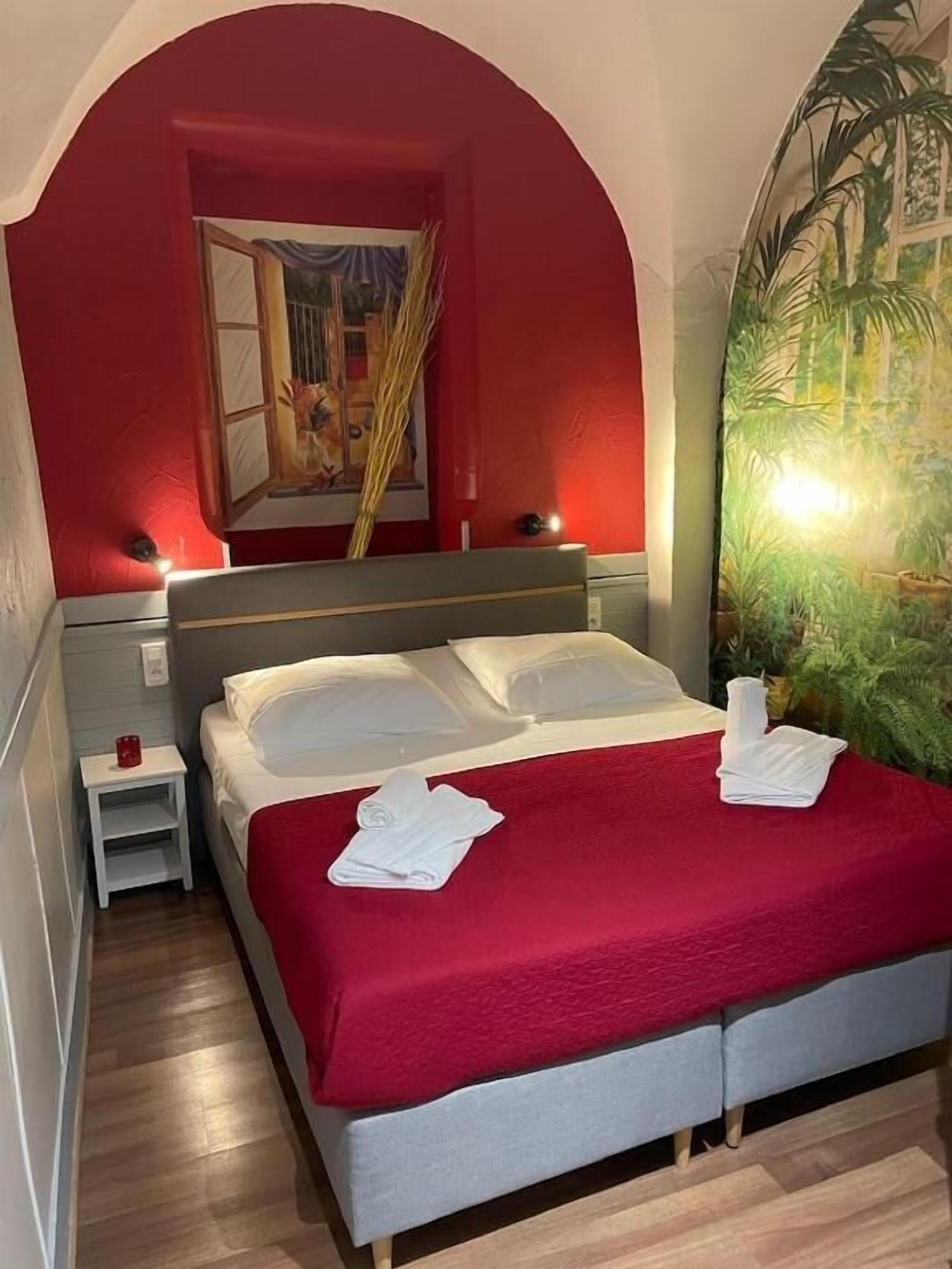 1 kamar tidur, minibar, brankas, dan meja kerja