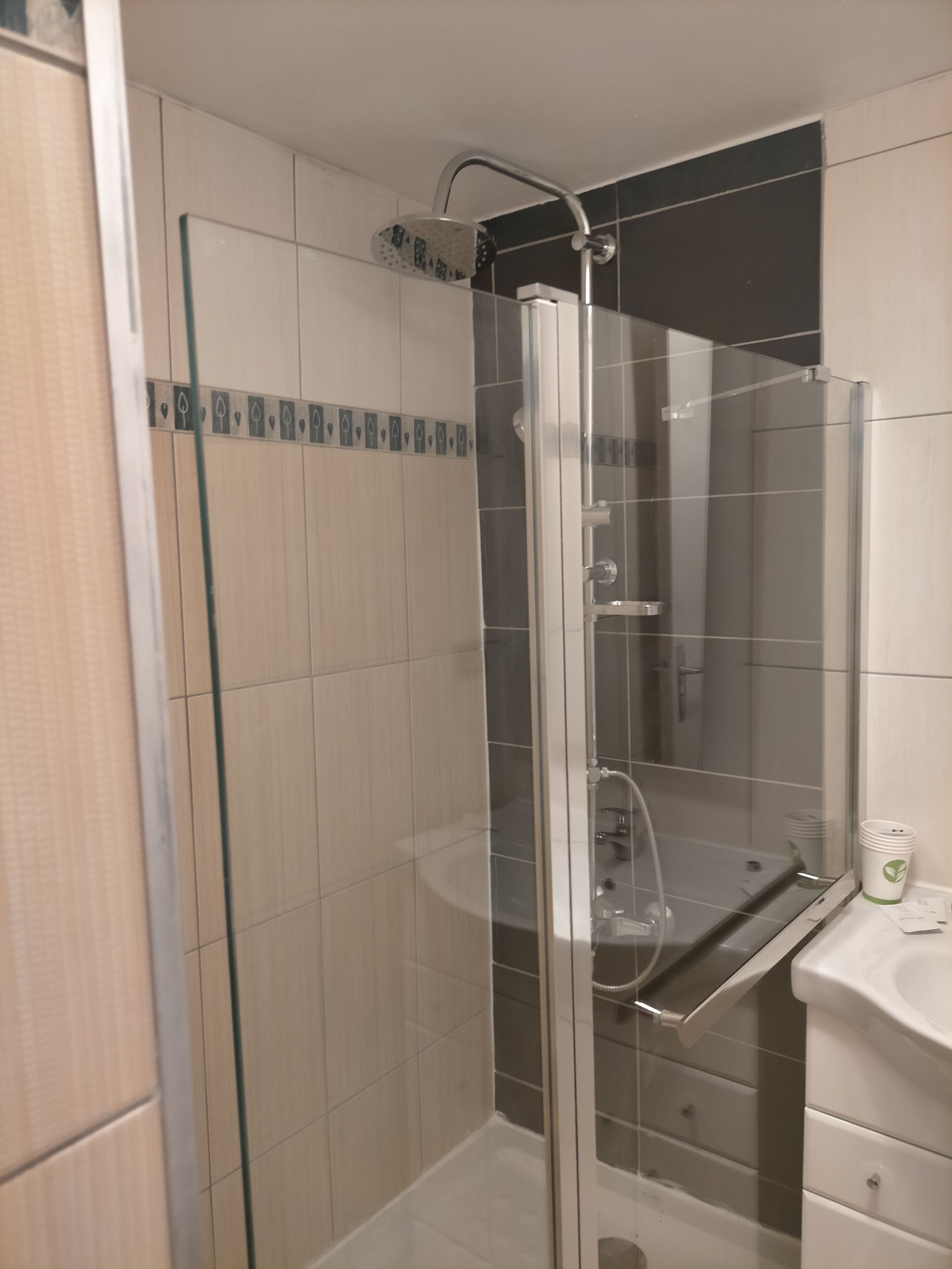 Vierpersoonskamer, uitzicht op binnenplaats | Badkamer | Gratis toiletartikelen, een haardroger, handdoeken