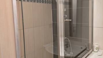 Vierpersoonskamer, uitzicht op binnenplaats | Badkamer | Gratis toiletartikelen, een haardroger, handdoeken