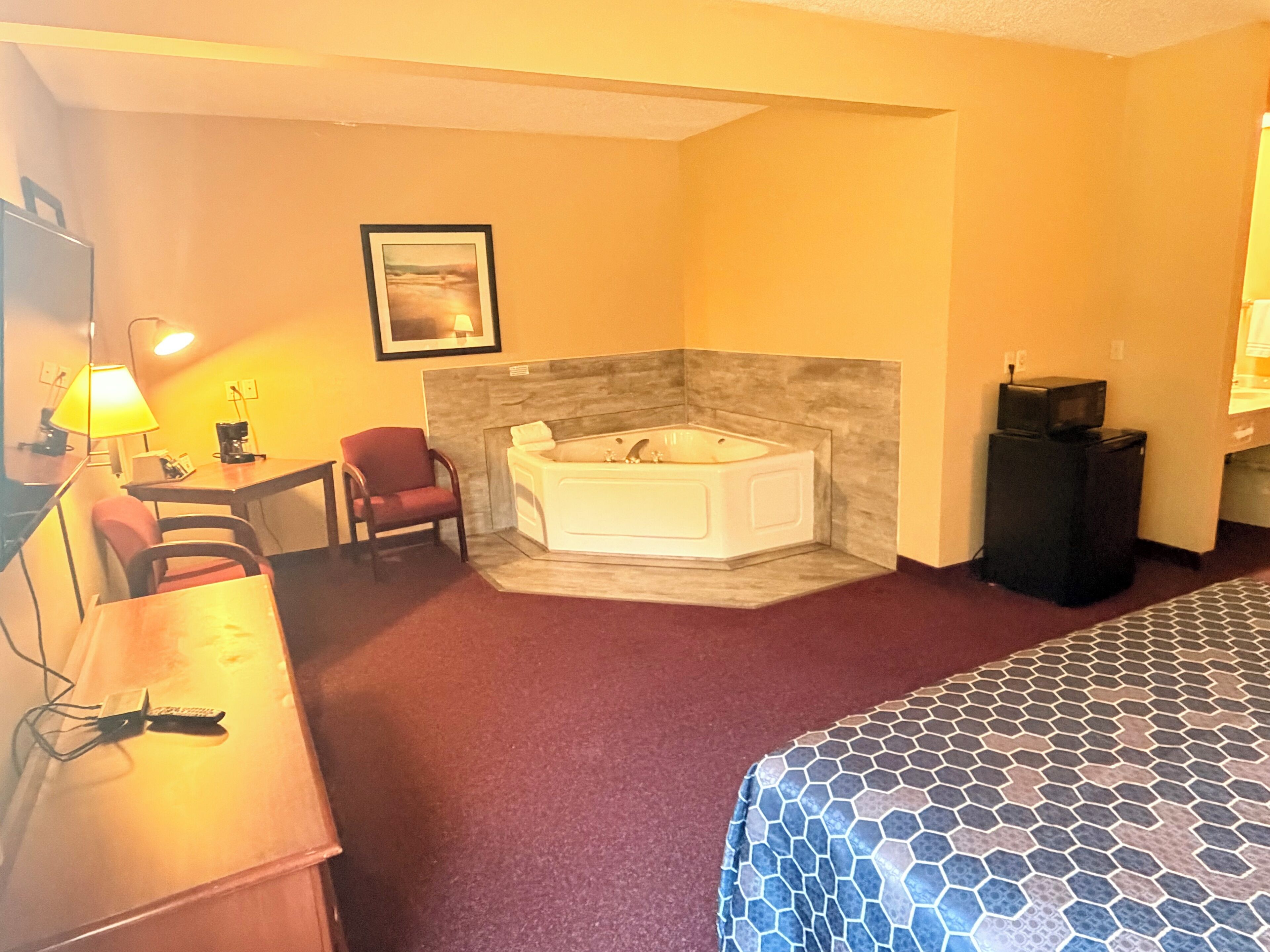 Deluxe Suite, 1 King Bed, Hot Tub | Pillowtop beds, desk, cribs (free), rollaway beds (free)
