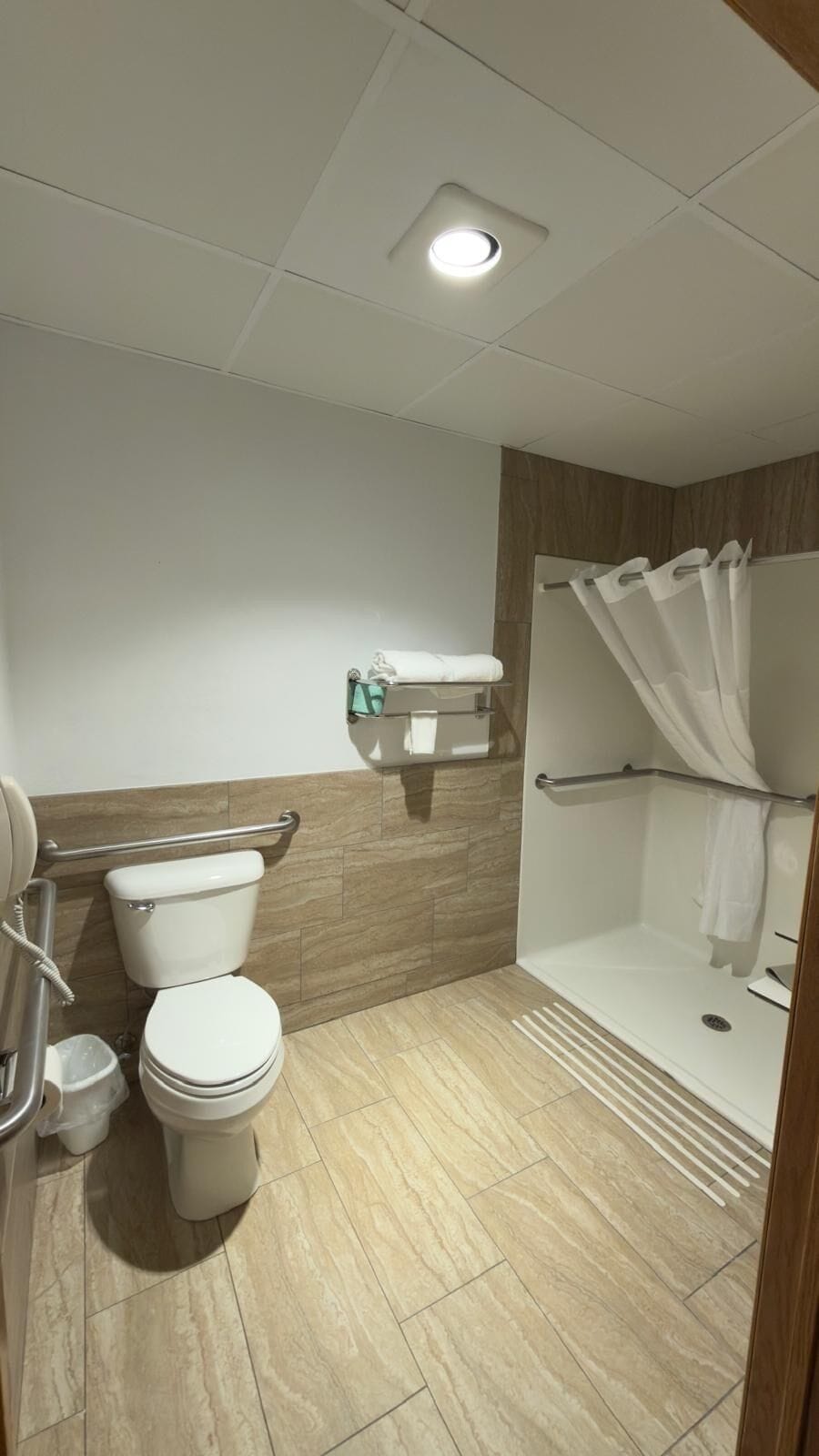 Standard Room, 1 Queen Bed, Accessible | Bathroom