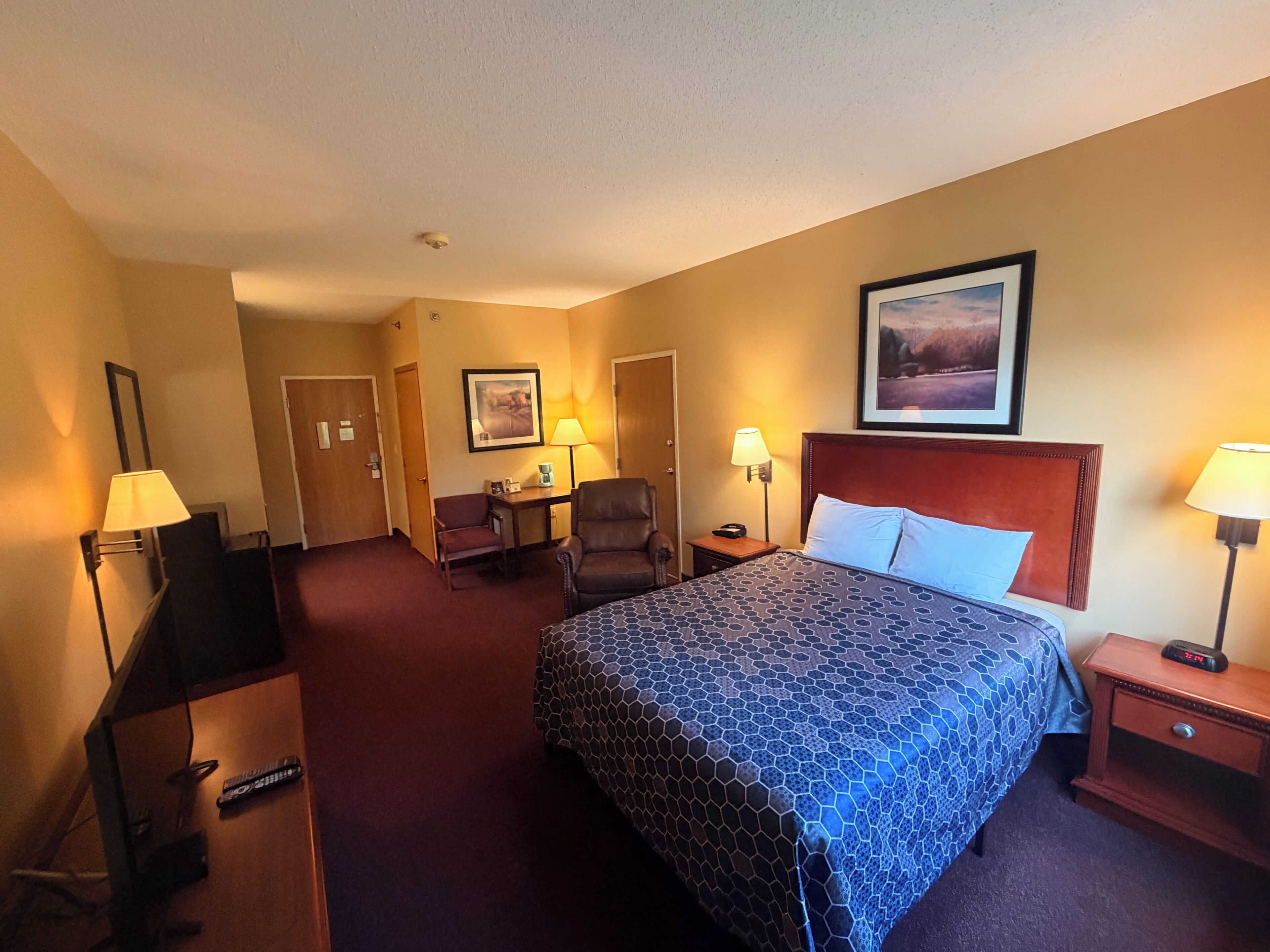 Standard Room, 1 Queen Bed | Pillowtop beds, desk, cribs (free), rollaway beds (free)