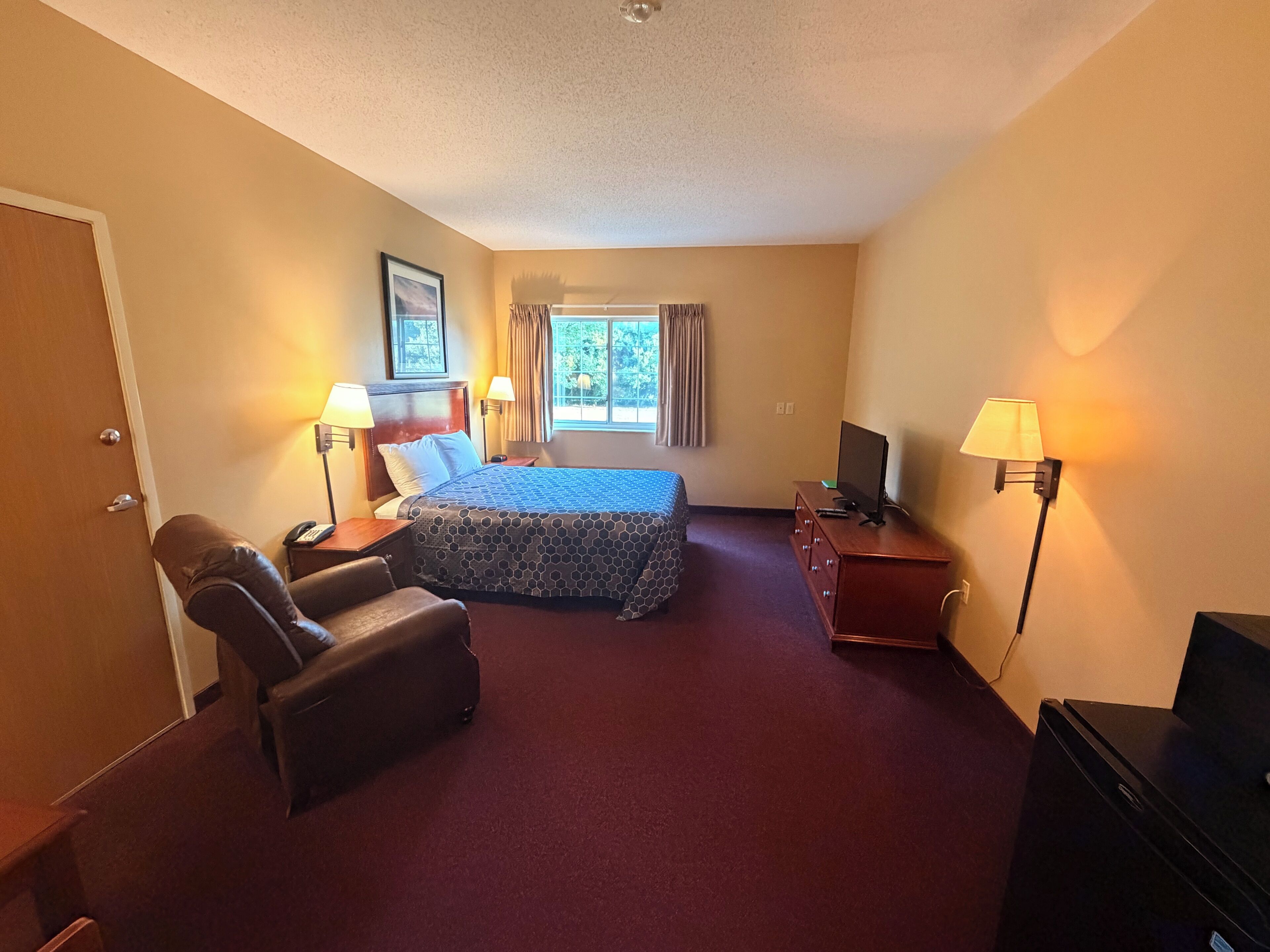 Standard Room, 1 Queen Bed, Accessible | Pillowtop beds, desk, cribs (free), rollaway beds (free)
