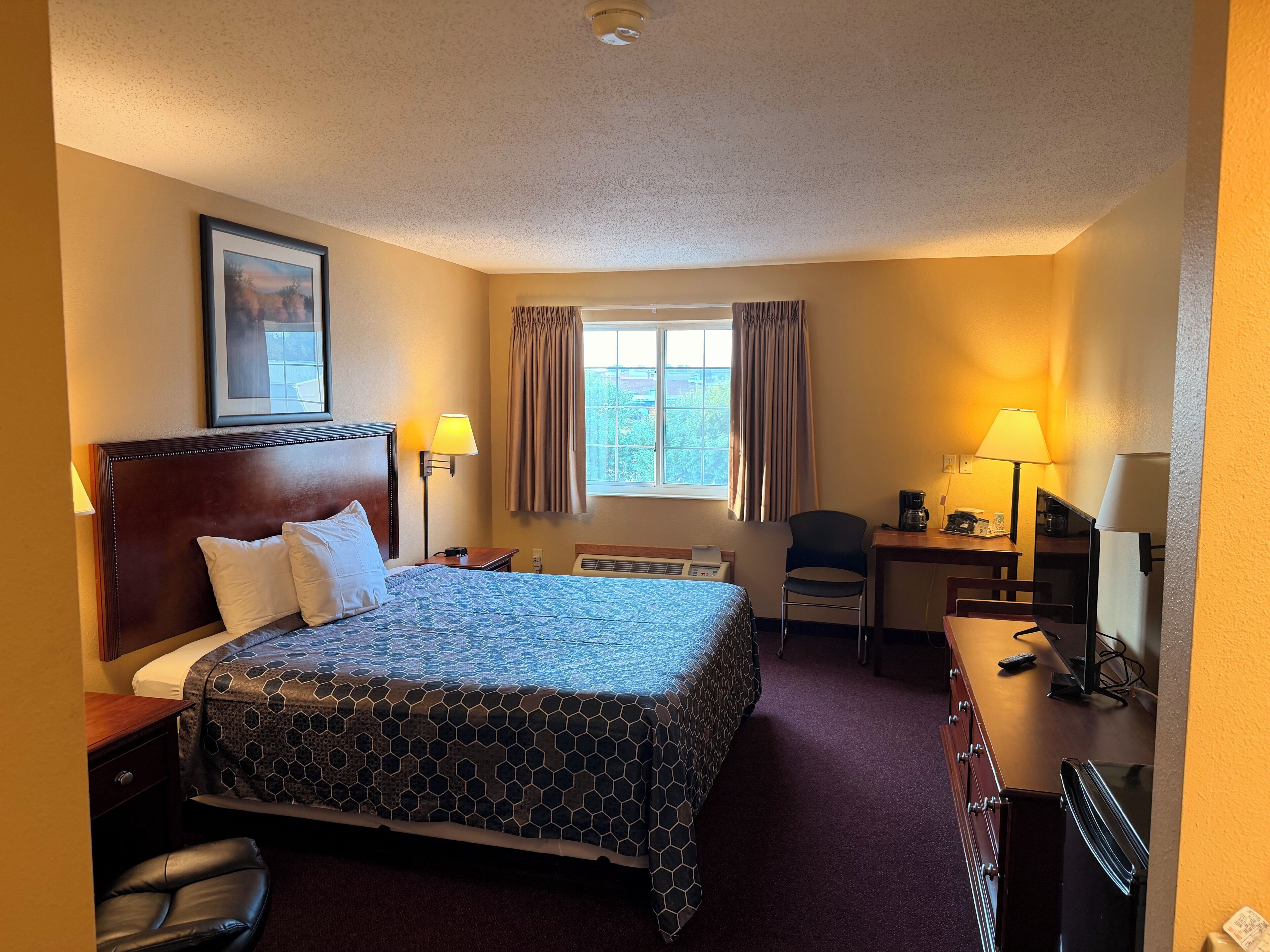 Standard Room, 1 King Bed | Pillowtop beds, desk, cribs (free), rollaway beds (free)