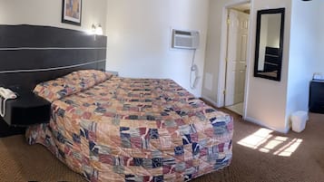 Zimmer, 1 King-Bett | Schreibtisch, kostenloses WLAN